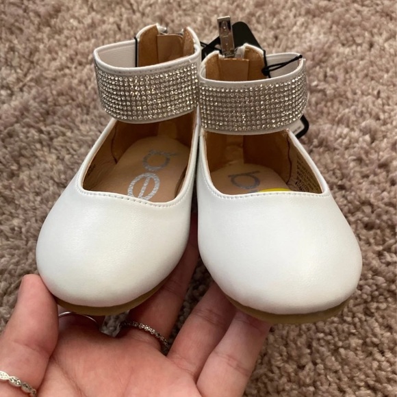 NWT Bebe Girls White Sandals Flats Size 5 - Picture 2 of 4